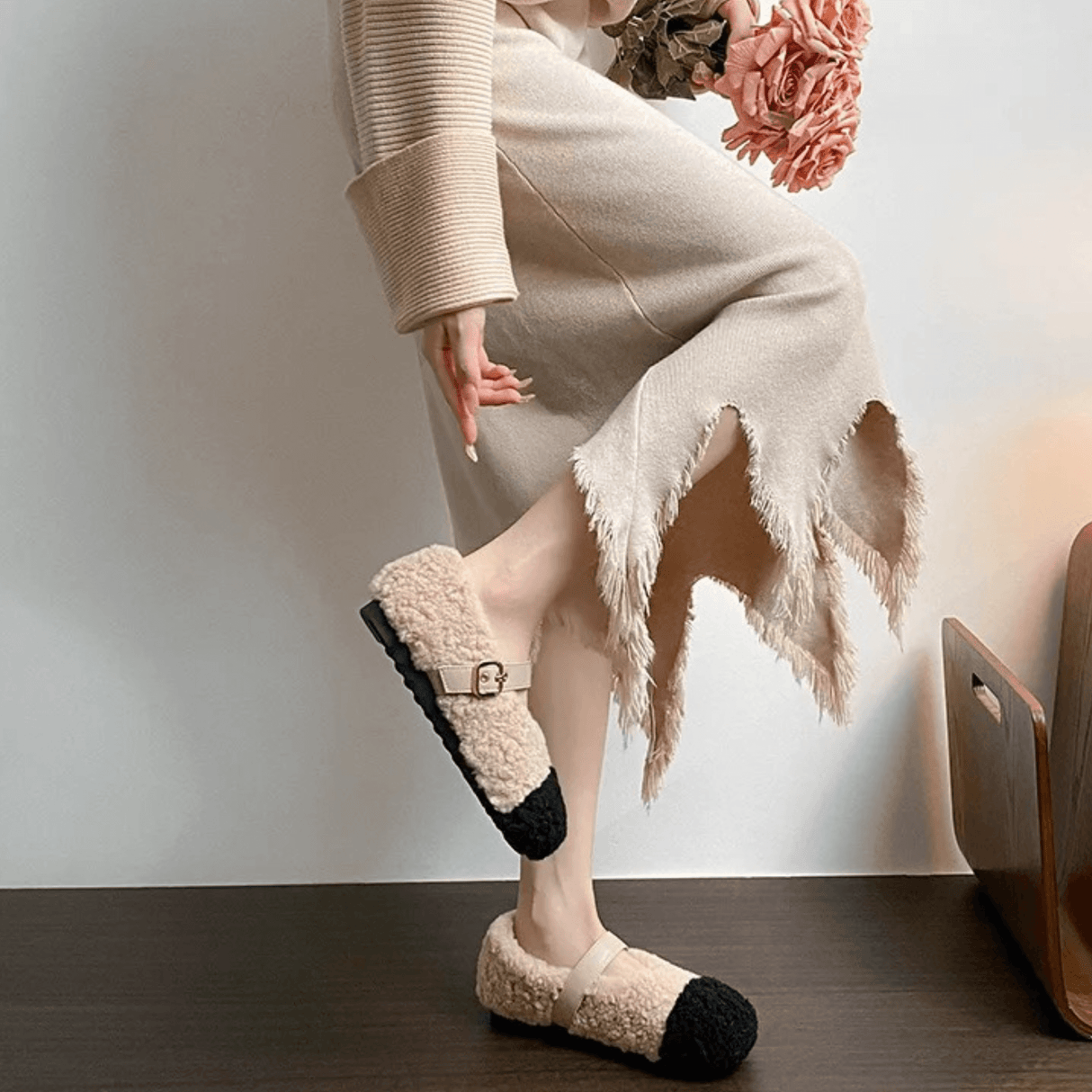 CuddleFlex – Plyschiga Cozy Skor med Guldspänne & Tvåfärgad Komfort för Inomhus och Lätt Utomhusbruk