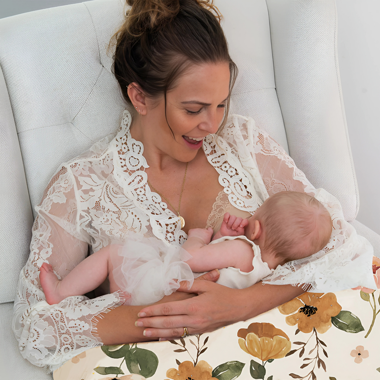 SoftCradle – Tieteellisesti suunniteltu monitoiminen imetystyyny, jossa on 30°:n kallistus ja ergonominen tuki lapselle ja äidille