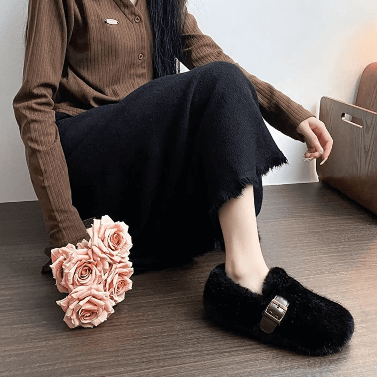 FurLush – Faux-Fur Skor med Justerbar Rem & Plyschig Komfort för Inomhus och Lätt Utomhusbruk