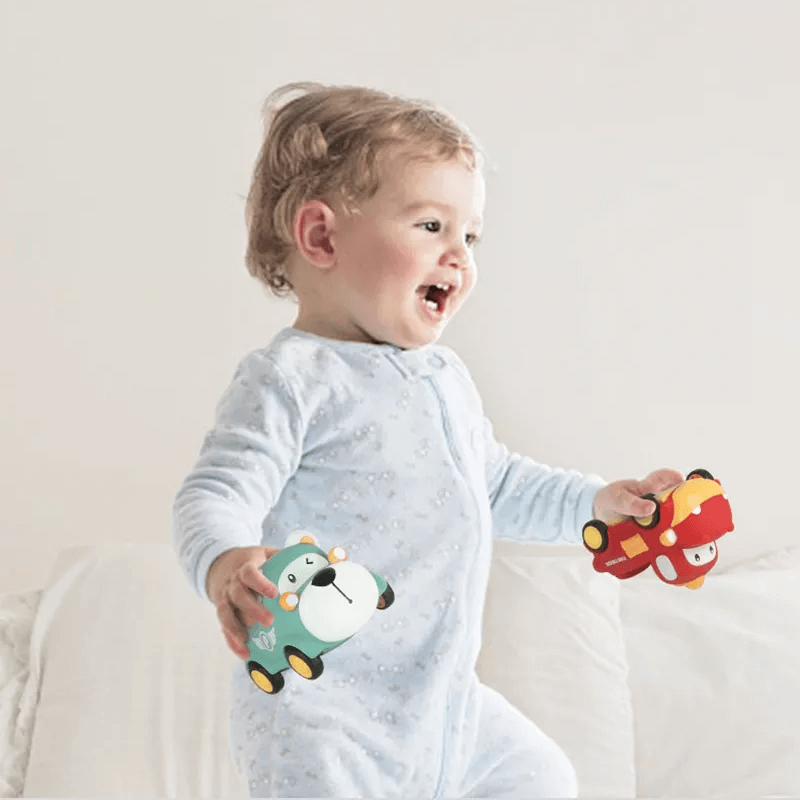 Pikkulapsille tarkoitettu mini-leikkiauto – kumiautojen muotoilu ja opettavainen leikki