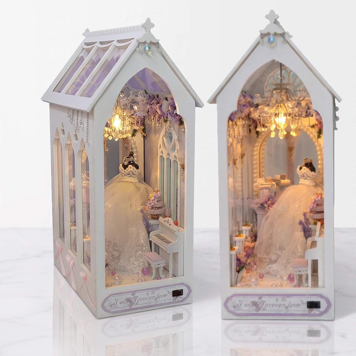 NookCraft – DIY Book Nook Byggsats i Trä – Miniatyr Bokhylla Insats med Dockskåp och LED-belysning