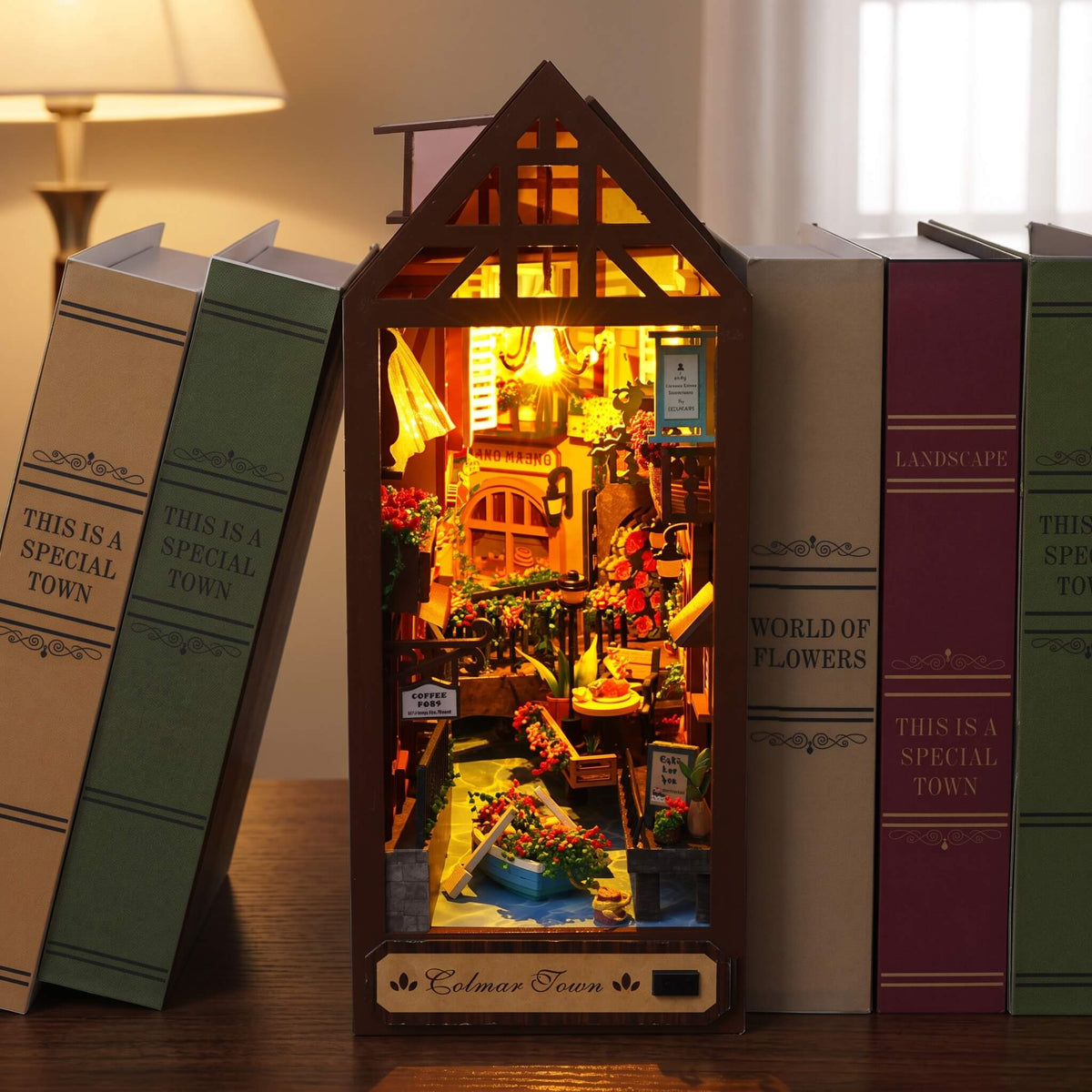 NookCraft – DIY Book Nook Byggsats i Trä – Miniatyr Bokhylla Insats med Dockskåp och LED-belysning