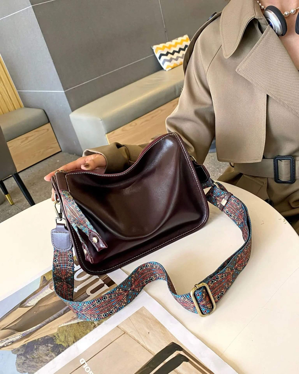 Luxury Leather Bag - Tilava ja tyylikäs käsilaukku aitoa nahkaa.