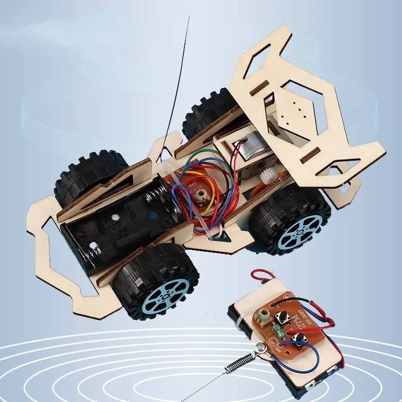 WoodiRace - Puinen leluauto kaukosäätimellä lapsille | Kokoonpantava 4-pyöräinen DIY teknologialelu