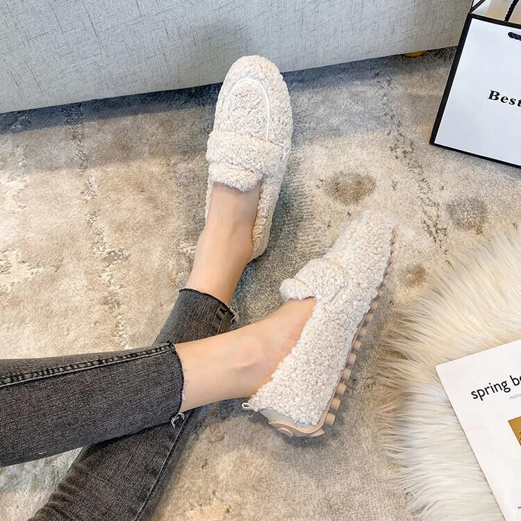 Ylelliset naisten mokkasiinit lampaanvillasta - liukumaton kumipohja ja äärimmäinen mukavuus