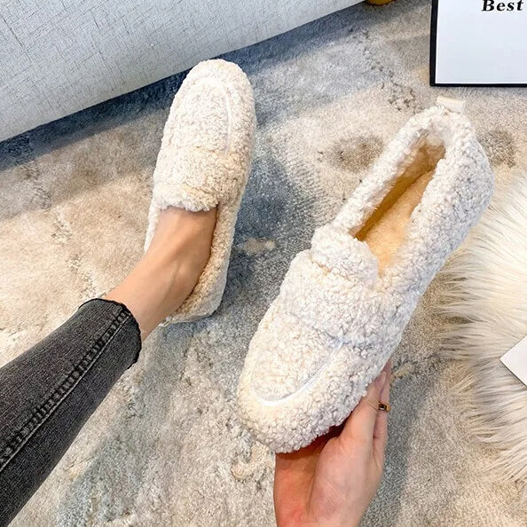 Ylelliset naisten mokkasiinit lampaanvillasta - liukumaton kumipohja ja äärimmäinen mukavuus