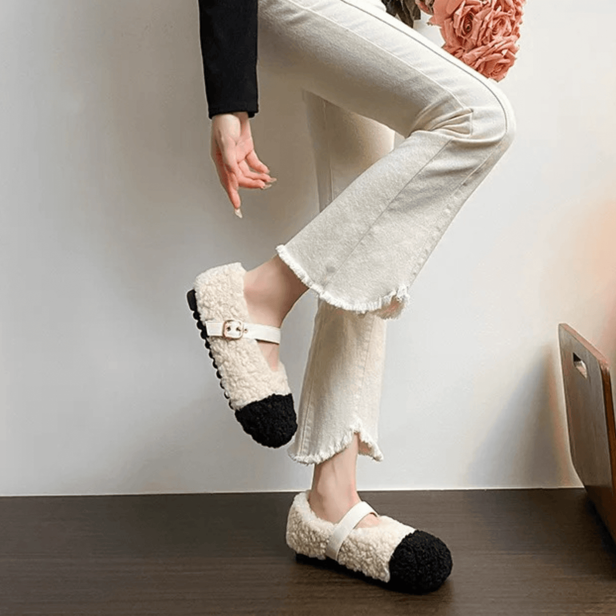 CuddleFlex – Plyschiga Cozy Skor med Guldspänne & Tvåfärgad Komfort för Inomhus och Lätt Utomhusbruk