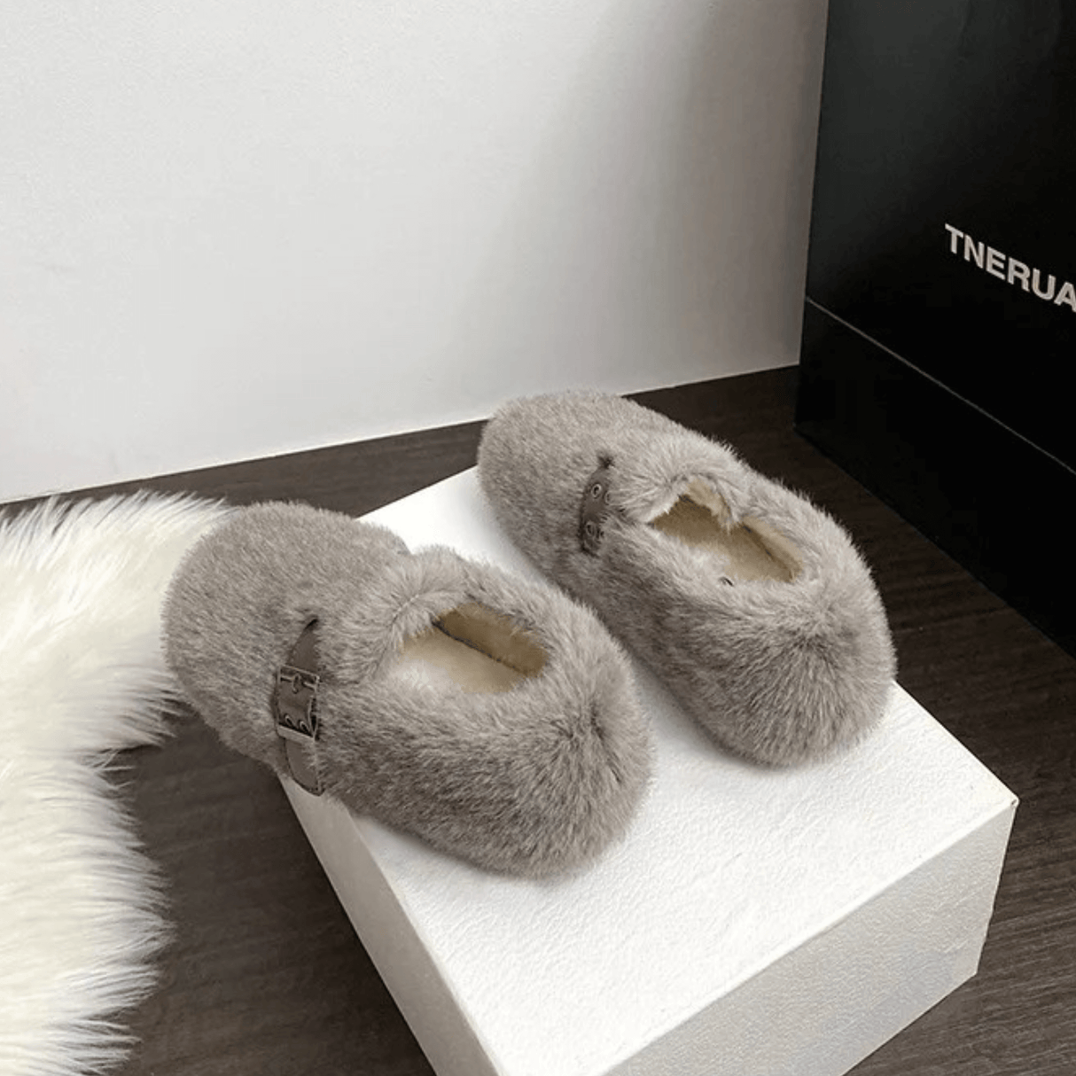 FurLush – Faux-Fur Skor med Justerbar Rem & Plyschig Komfort för Inomhus och Lätt Utomhusbruk
