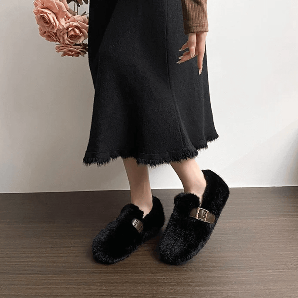 FurLush – Faux-Fur Skor med Justerbar Rem & Plyschig Komfort för Inomhus och Lätt Utomhusbruk