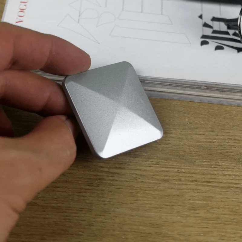 Metallikub-työpöytä Fidget – rentoutumista, keskittymistä ja nautintoa