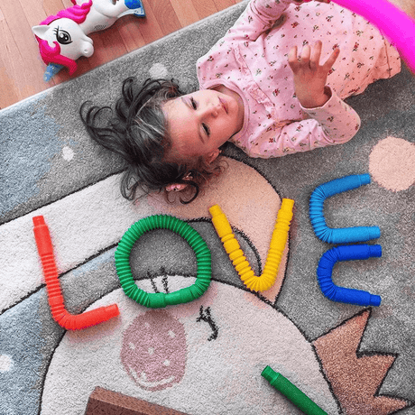 Värikäs pop-up-lelu – aistillinen ja venyvä lelu lasten luovuuden ja motoristen taitojen kehittämiseen