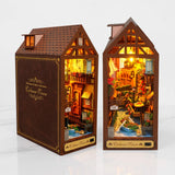 NookCraft – DIY Book Nook Byggsats i Trä – Miniatyr Bokhylla Insats med Dockskåp och LED-belysning