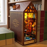 NookCraft – DIY Book Nook Byggsats i Trä – Miniatyr Bokhylla Insats med Dockskåp och LED-belysning