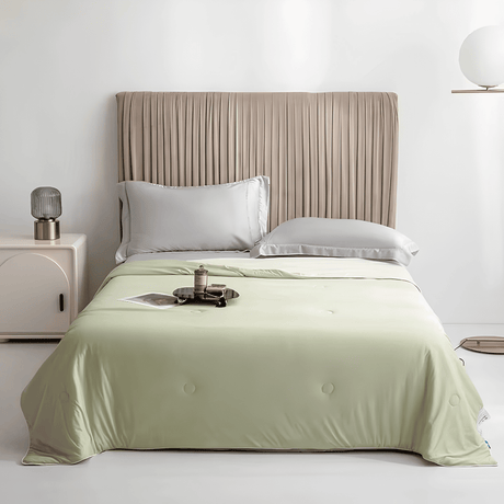 SIXTEN – Kylande Sval Täcke i 100% Polyester med Q-max 0,44 – Twin eller Queen