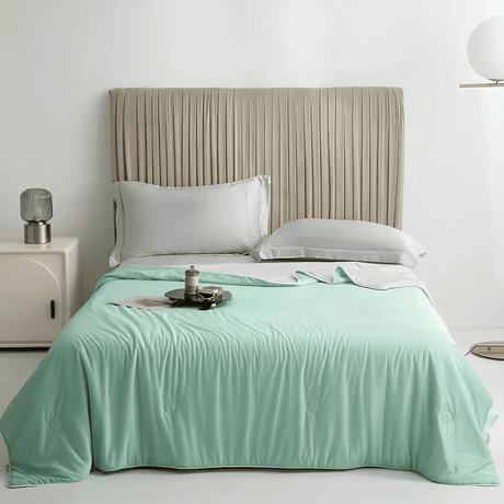 SIXTEN – Kylande Sval Täcke i 100% Polyester med Q-max 0,44 – Twin eller Queen
