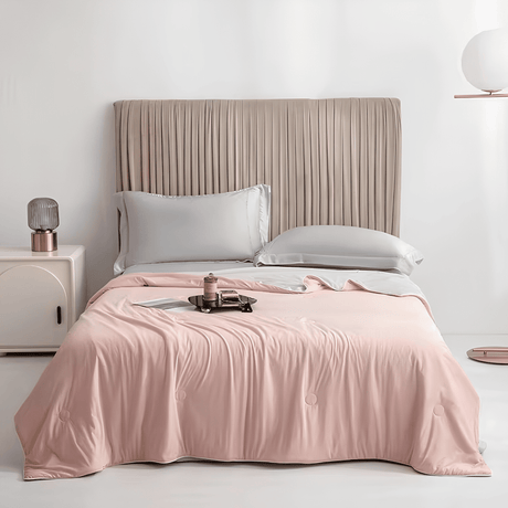 SIXTEN – Kylande Sval Täcke i 100% Polyester med Q-max 0,44 – Twin eller Queen