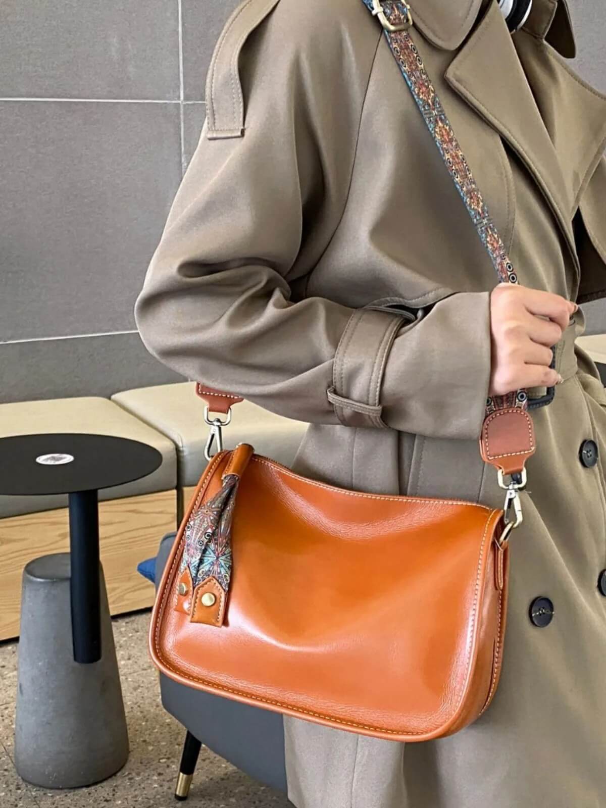 Luxury Leather Bag - Tilava ja tyylikäs käsilaukku aitoa nahkaa.