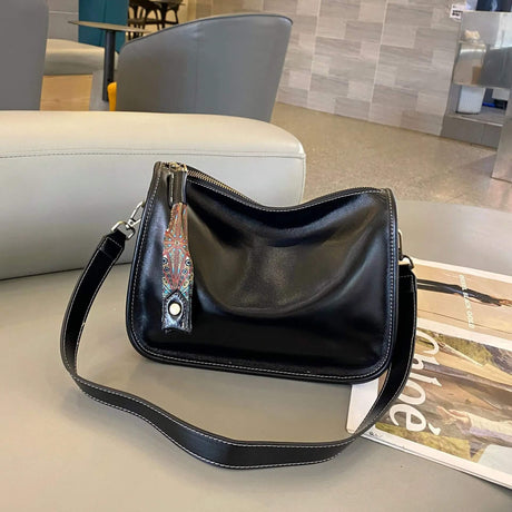 Luxury Leather Bag - Tilava ja tyylikäs käsilaukku aitoa nahkaa.