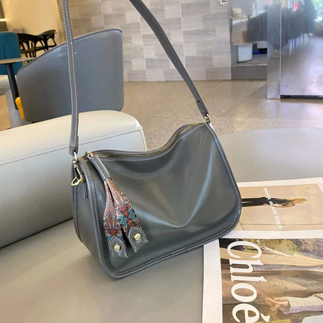 Luxury Leather Bag - Tilava ja tyylikäs käsilaukku aitoa nahkaa.